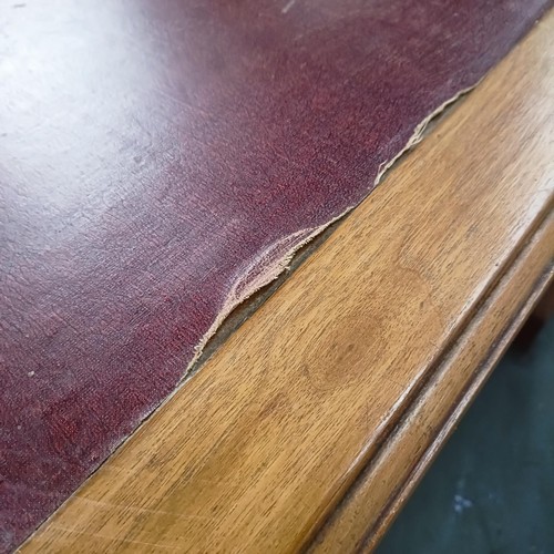 103 - An Edwardian walnut pedestal desk, of nine drawer configuration, 125 cm wide