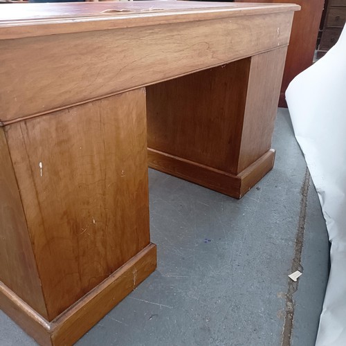 103 - An Edwardian walnut pedestal desk, of nine drawer configuration, 125 cm wide