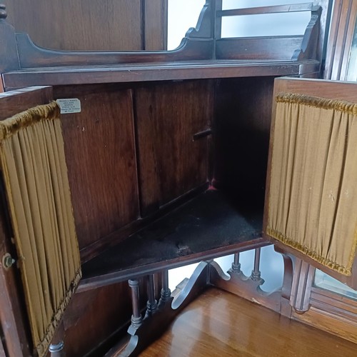 109 - An early 20th century walnut dressing table, flanked by two full length mirrors, 170 cm high x 106 c... 