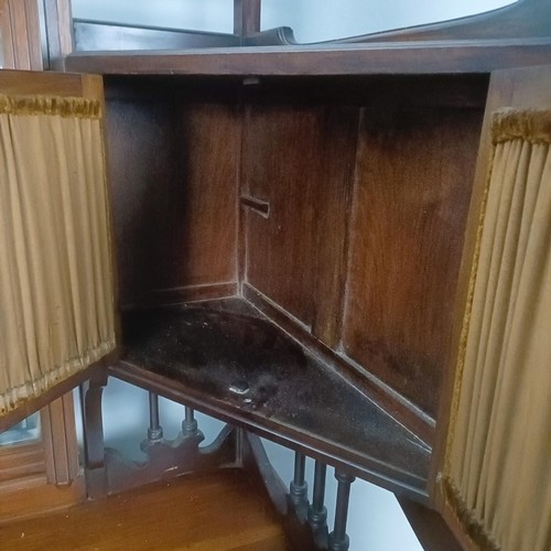 109 - An early 20th century walnut dressing table, flanked by two full length mirrors, 170 cm high x 106 c... 