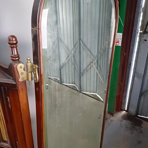 109 - An early 20th century walnut dressing table, flanked by two full length mirrors, 170 cm high x 106 c... 