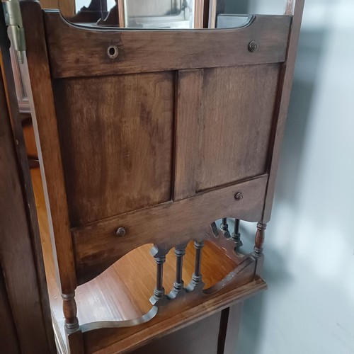 109 - An early 20th century walnut dressing table, flanked by two full length mirrors, 170 cm high x 106 c... 