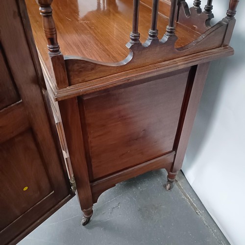 109 - An early 20th century walnut dressing table, flanked by two full length mirrors, 170 cm high x 106 c... 