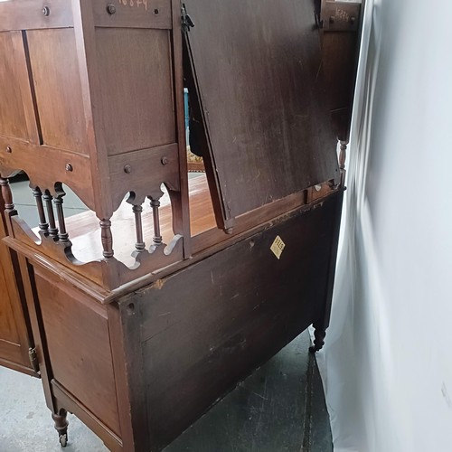 109 - An early 20th century walnut dressing table, flanked by two full length mirrors, 170 cm high x 106 c... 