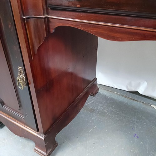 104 - An Edwardian mahogany kneehole desk, with a leather inset top, 124 cm wide