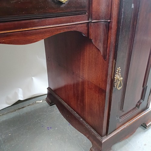 104 - An Edwardian mahogany kneehole desk, with a leather inset top, 124 cm wide