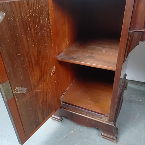 104 - An Edwardian mahogany kneehole desk, with a leather inset top, 124 cm wide