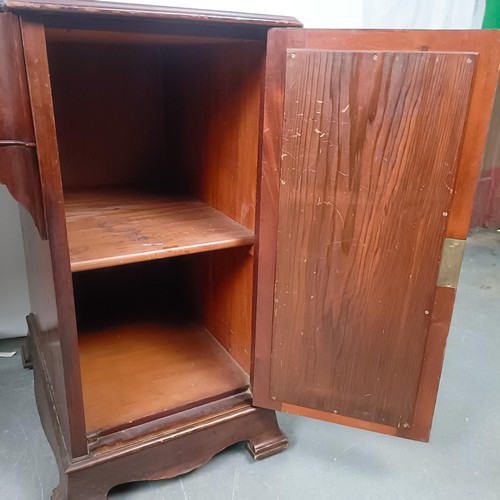 104 - An Edwardian mahogany kneehole desk, with a leather inset top, 124 cm wide