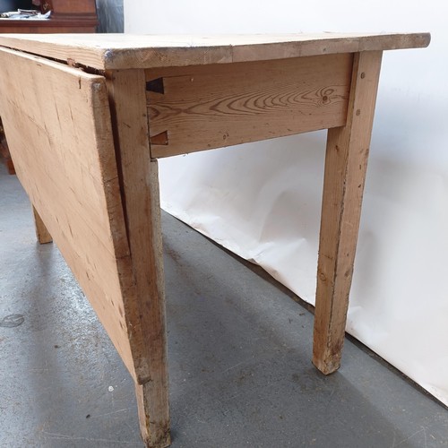 114 - A pine kitchen table, with a single drop leaf, 122 cm wide