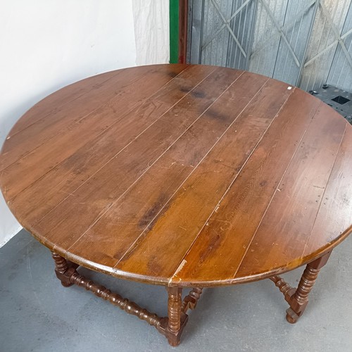 115 - An 18th century style oak gateleg dining table, on bobbin turned legs, 203 cm wide