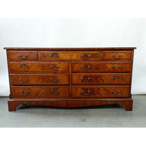 122 - A George III style mahogany chest, having nine drawers, 153 cm wide.