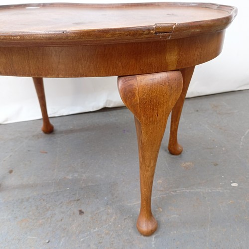 131 - A burr walnut kidney shaped coffee table, 69 cm wide.