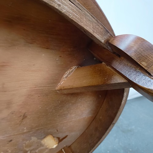 131 - A burr walnut kidney shaped coffee table, 69 cm wide.