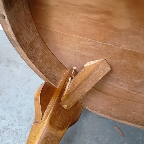 131 - A burr walnut kidney shaped coffee table, 69 cm wide.