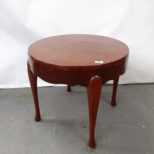 134 - A mahogany coffee table, 60 cm diameter