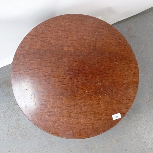 134 - A mahogany coffee table, 60 cm diameter