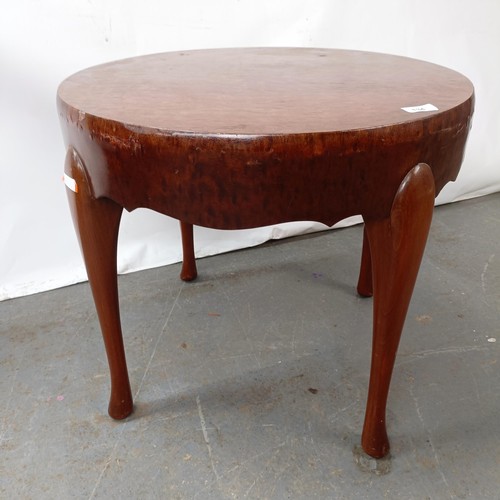 134 - A mahogany coffee table, 60 cm diameter