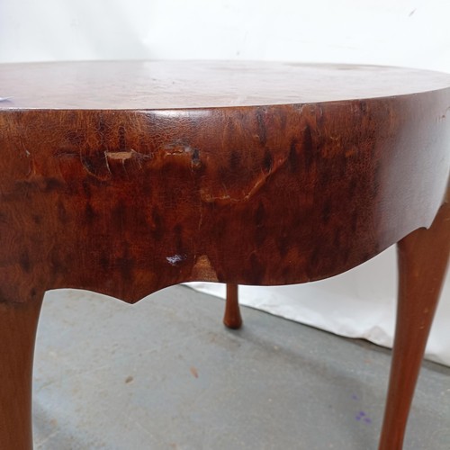 134 - A mahogany coffee table, 60 cm diameter