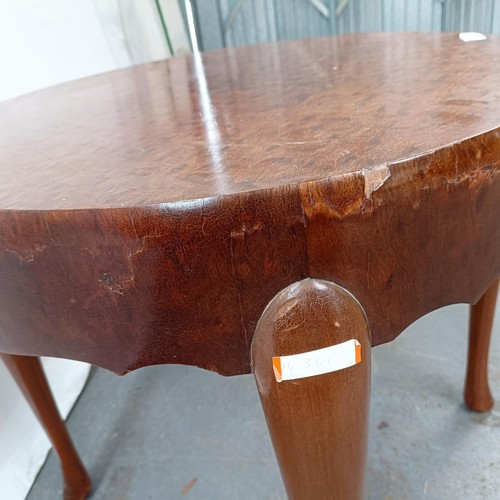 134 - A mahogany coffee table, 60 cm diameter