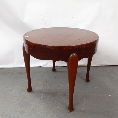 134 - A mahogany coffee table, 60 cm diameter