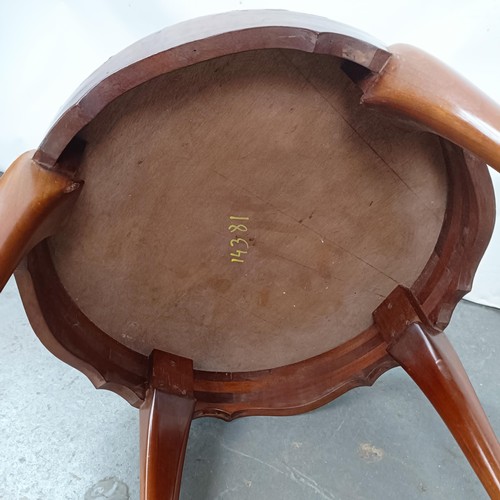 134 - A mahogany coffee table, 60 cm diameter