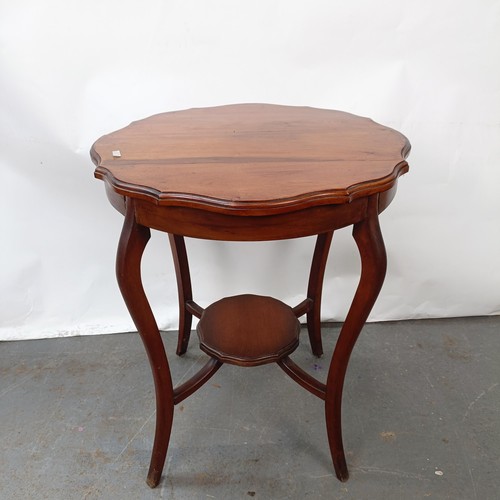 136 - An Edwardian mahogany lamp table, 60 cm wide