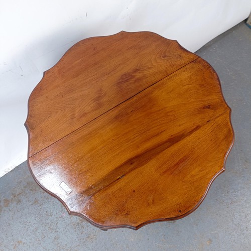 136 - An Edwardian mahogany lamp table, 60 cm wide