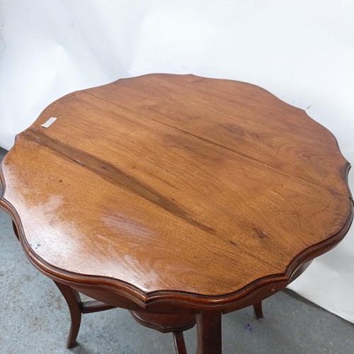 136 - An Edwardian mahogany lamp table, 60 cm wide