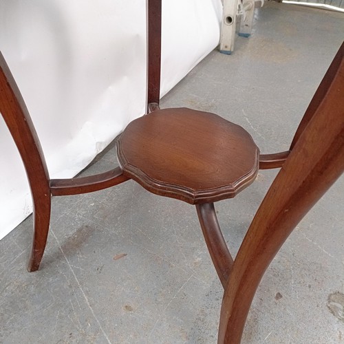 136 - An Edwardian mahogany lamp table, 60 cm wide