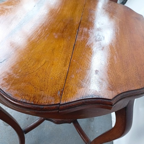 136 - An Edwardian mahogany lamp table, 60 cm wide