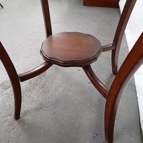 136 - An Edwardian mahogany lamp table, 60 cm wide