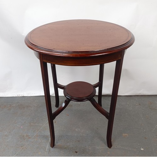 137 - An Edwardian mahogany lamp table, 58 cm wide