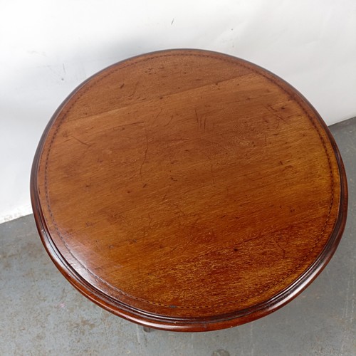 137 - An Edwardian mahogany lamp table, 58 cm wide