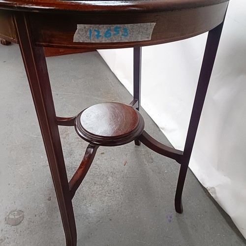 137 - An Edwardian mahogany lamp table, 58 cm wide