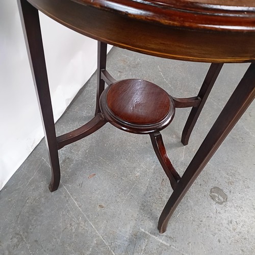 137 - An Edwardian mahogany lamp table, 58 cm wide