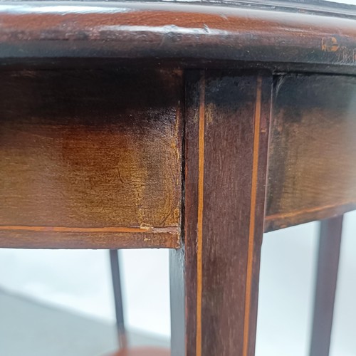 137 - An Edwardian mahogany lamp table, 58 cm wide