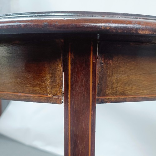 137 - An Edwardian mahogany lamp table, 58 cm wide