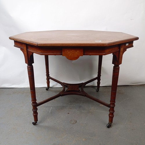 144 - An Edwardian walnut lamp table, 100 cm wide