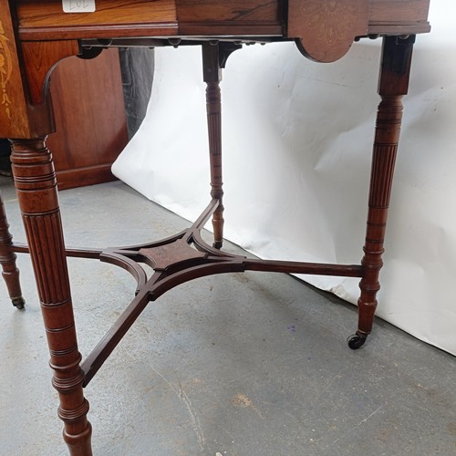 144 - An Edwardian walnut lamp table, 100 cm wide