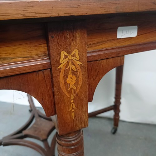 144 - An Edwardian walnut lamp table, 100 cm wide