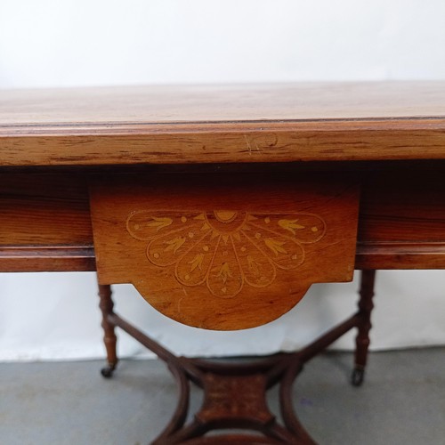 144 - An Edwardian walnut lamp table, 100 cm wide