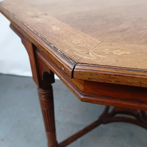 144 - An Edwardian walnut lamp table, 100 cm wide