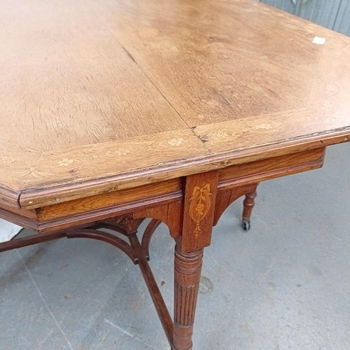 144 - An Edwardian walnut lamp table, 100 cm wide