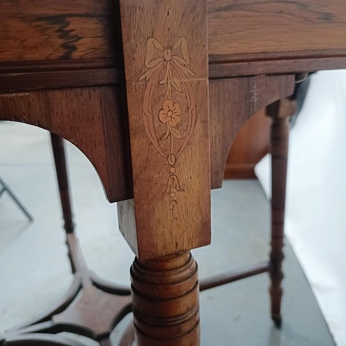 144 - An Edwardian walnut lamp table, 100 cm wide