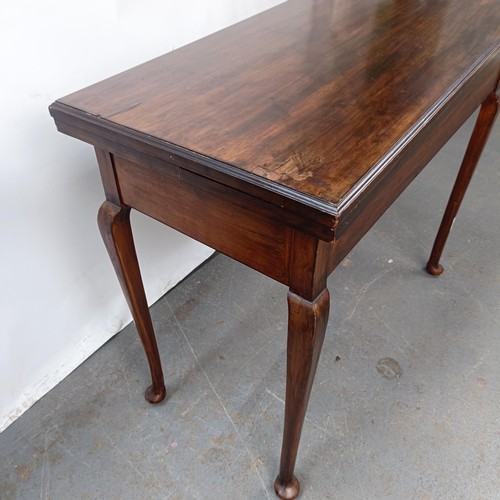 146 - A Georgian mahogany folding tea table, on cabriole legs and pad feet, 92 cm wide