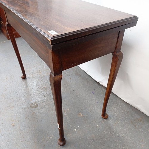 146 - A Georgian mahogany folding tea table, on cabriole legs and pad feet, 92 cm wide