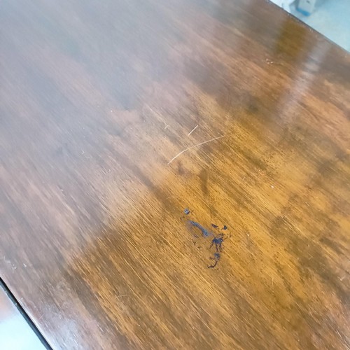 146 - A Georgian mahogany folding tea table, on cabriole legs and pad feet, 92 cm wide