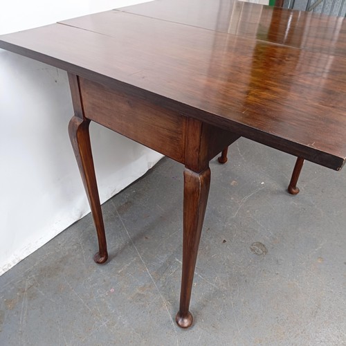 146 - A Georgian mahogany folding tea table, on cabriole legs and pad feet, 92 cm wide