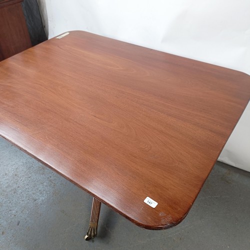 147 - A Victorian mahogany breakfast table, with a column support to a tripod base, 131 cm wide