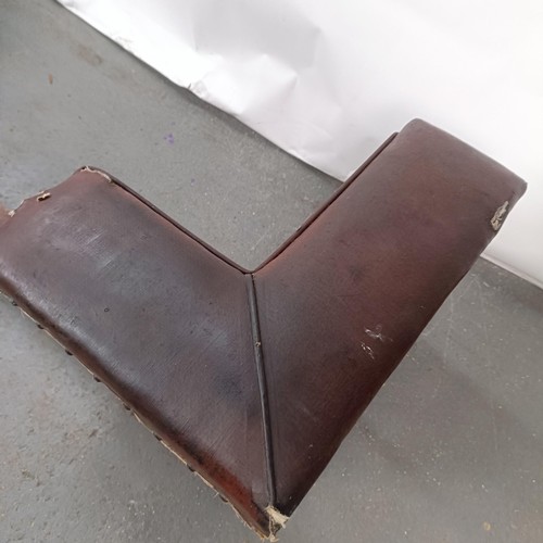 149 - An early 20th century iron club fender, 160 cm wide